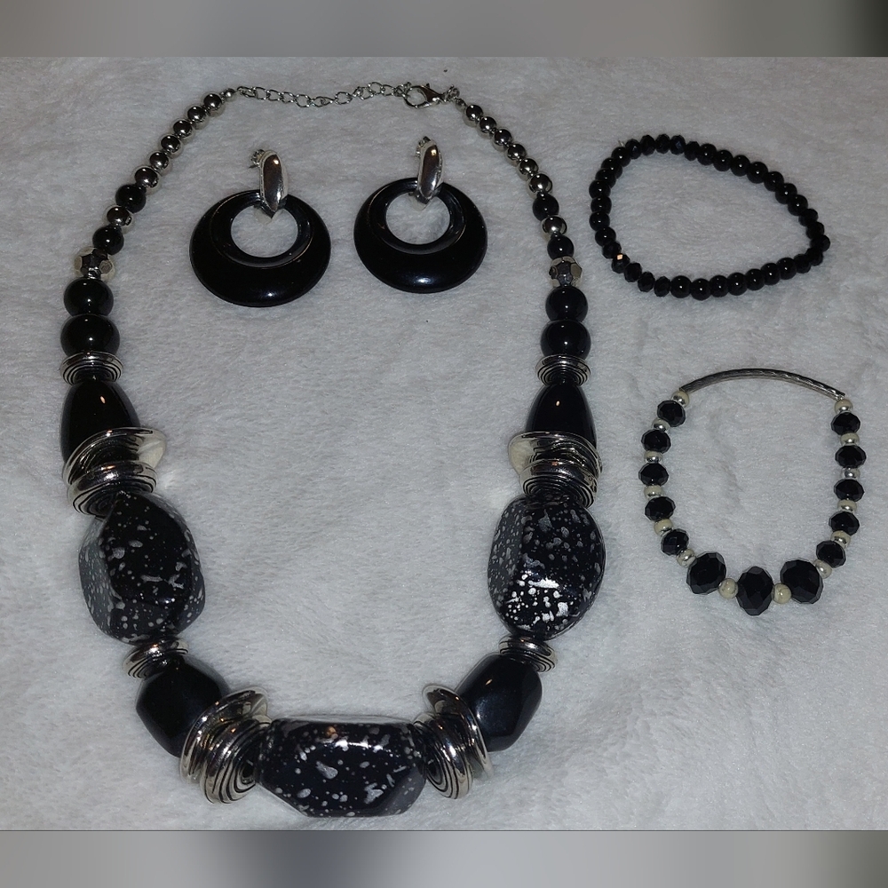 Black and Silver Beaded Necklace With Earrings And 2 Bracelets